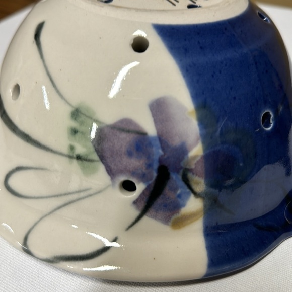 Follette Pottery berry bowl strainer cream blue and purple signed 8” diameter - Picture 6 of 7